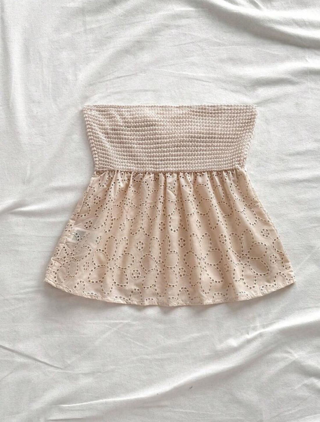 Top de hombros descubiertos con bordado de ojales A25PL08