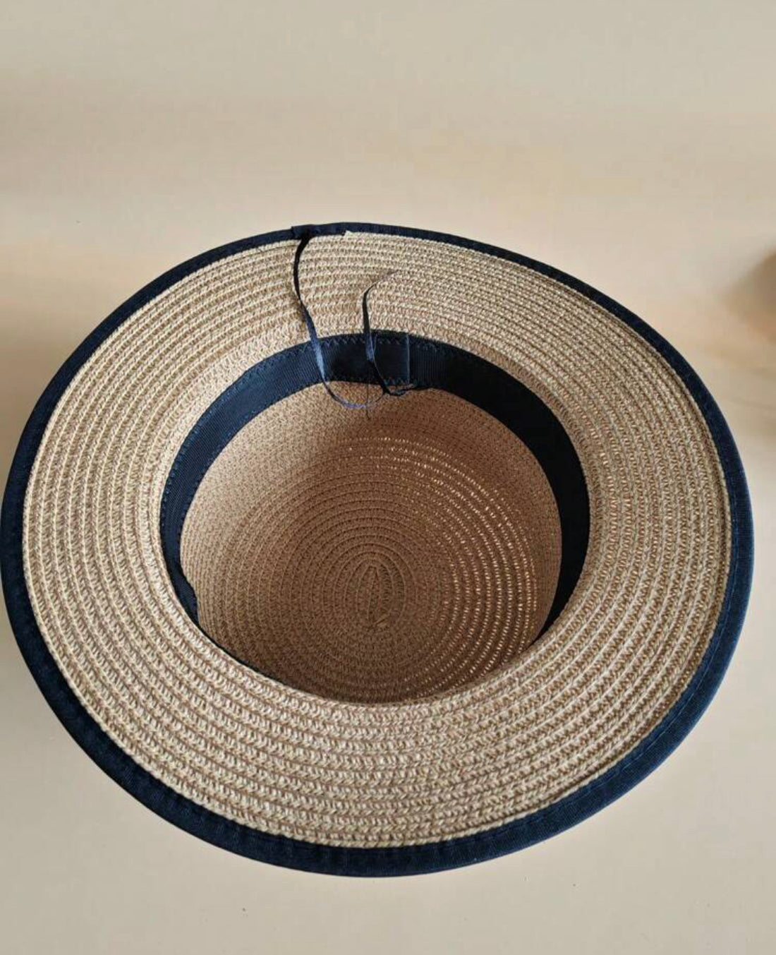 Sombrero de paja con decoración de letra A25QK05