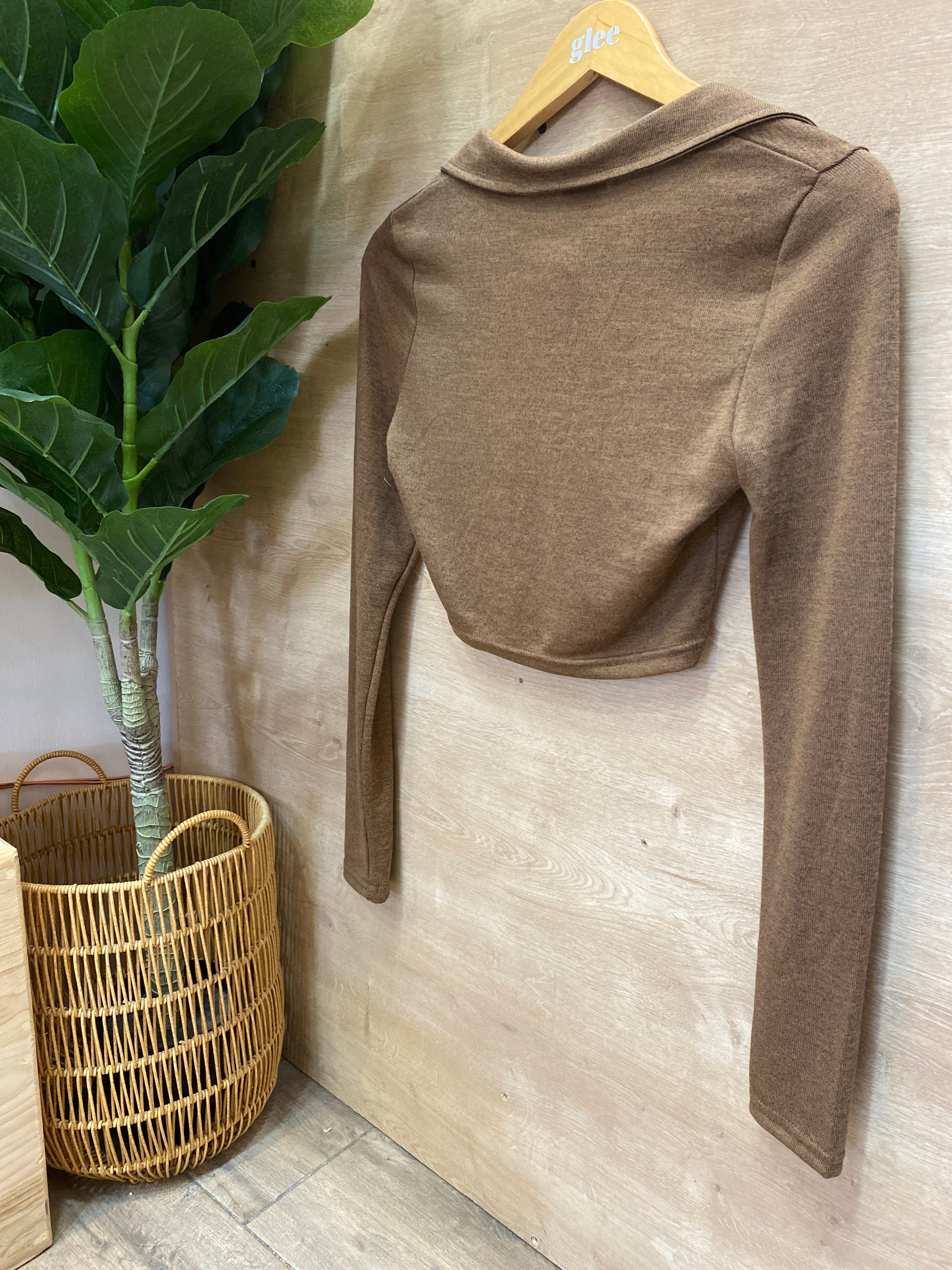Jersey de cuello alto marrón J25RE04