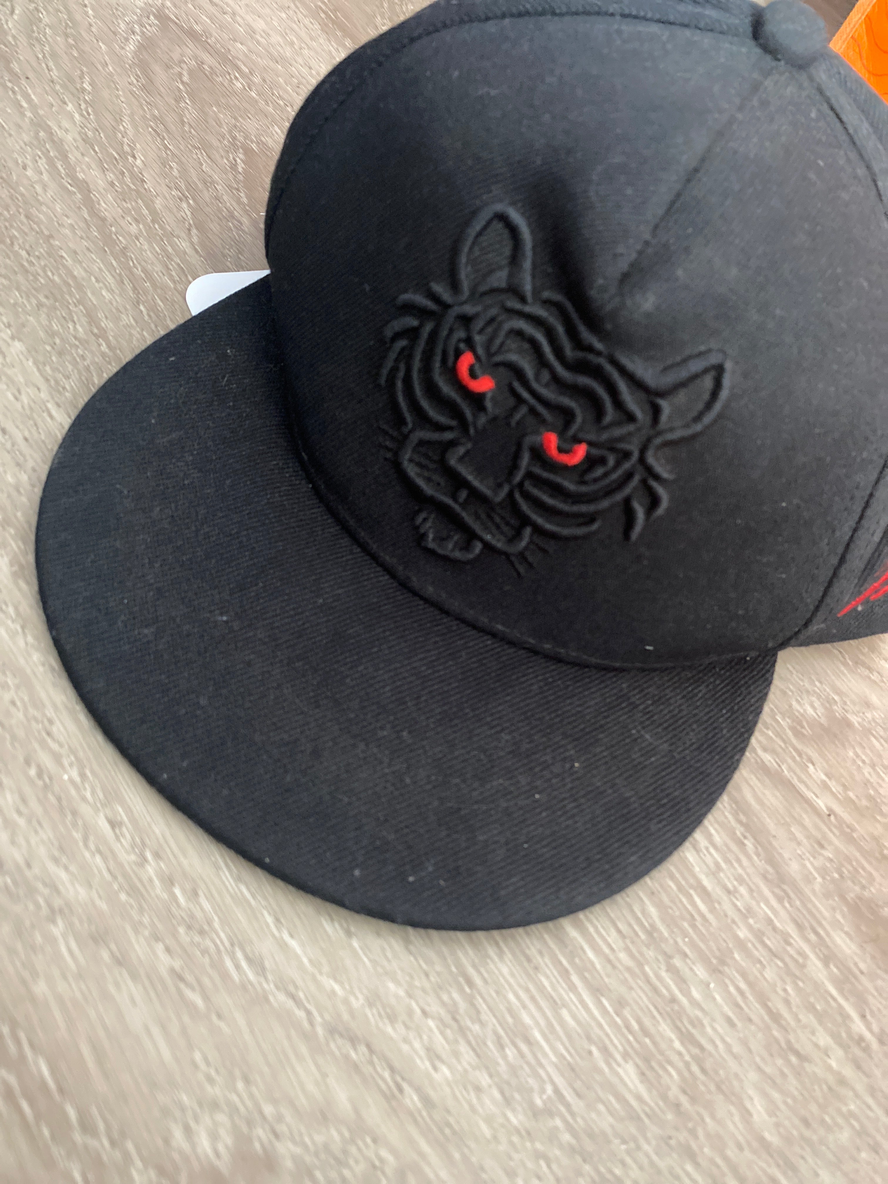 Escudo solar gorra plana de pantera negra. J25RS01