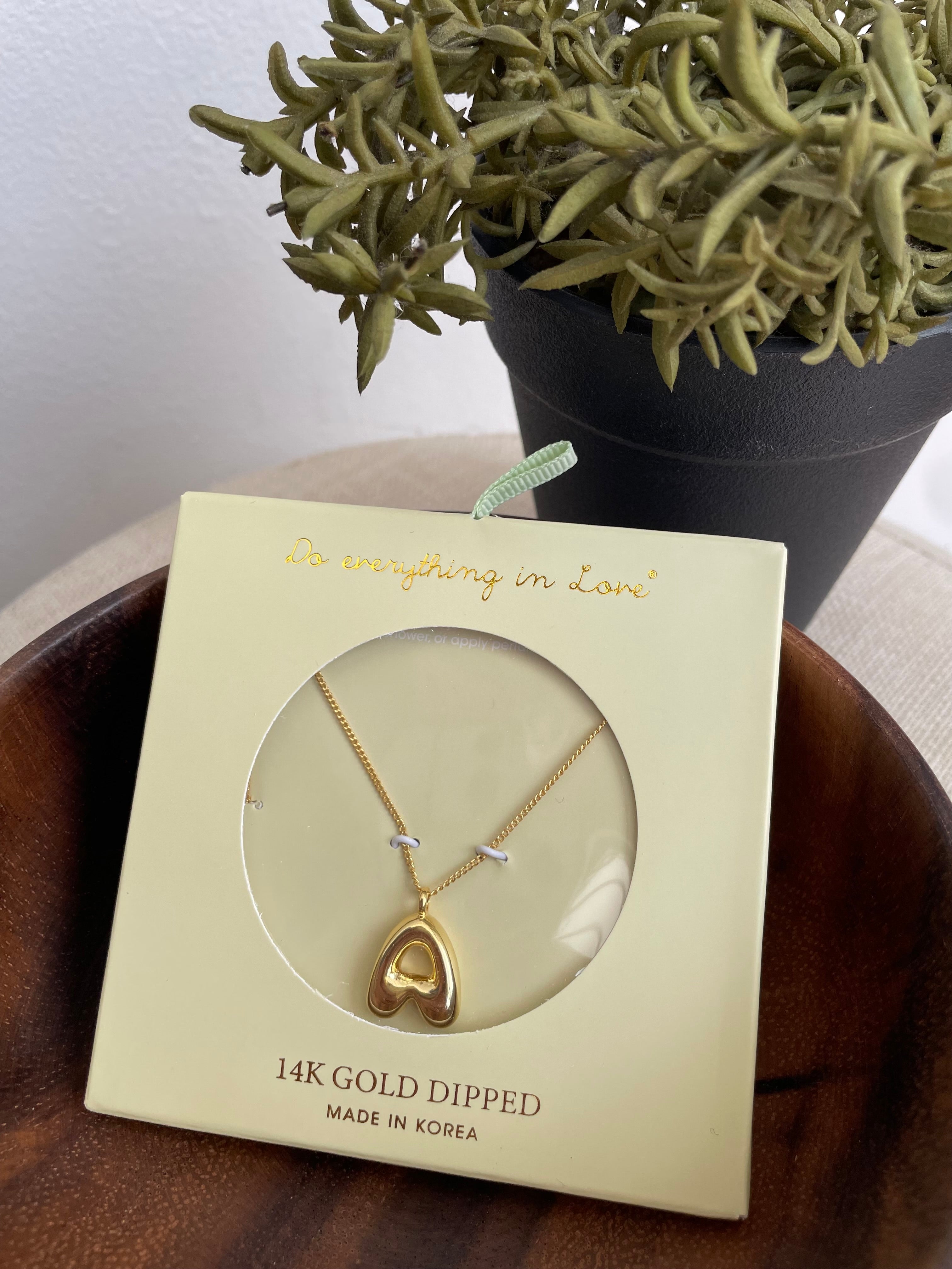 Collar con inicial minimalista AG25UE08