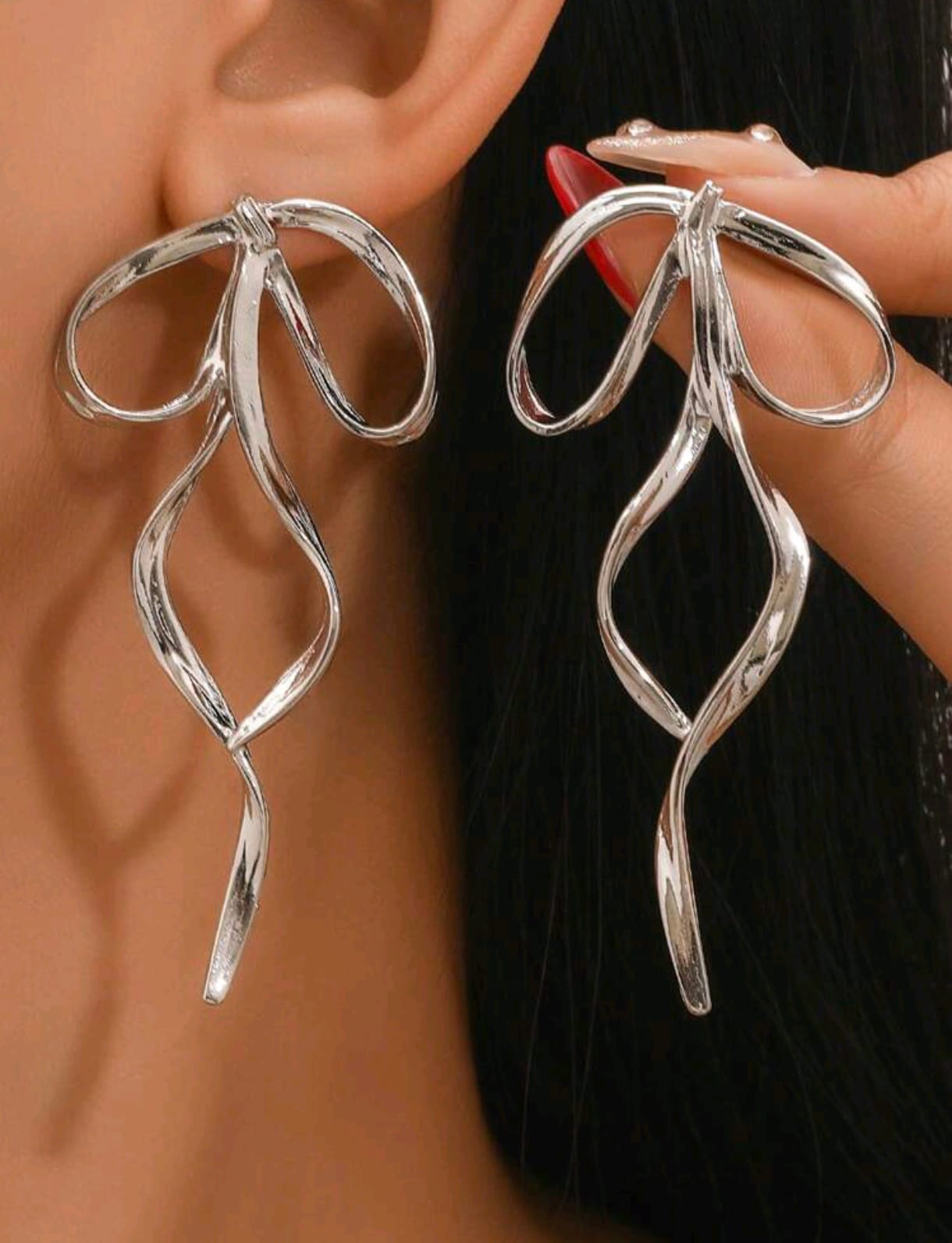 Elegancia plateada un par de pendientes con lazo Z F25NÑ05