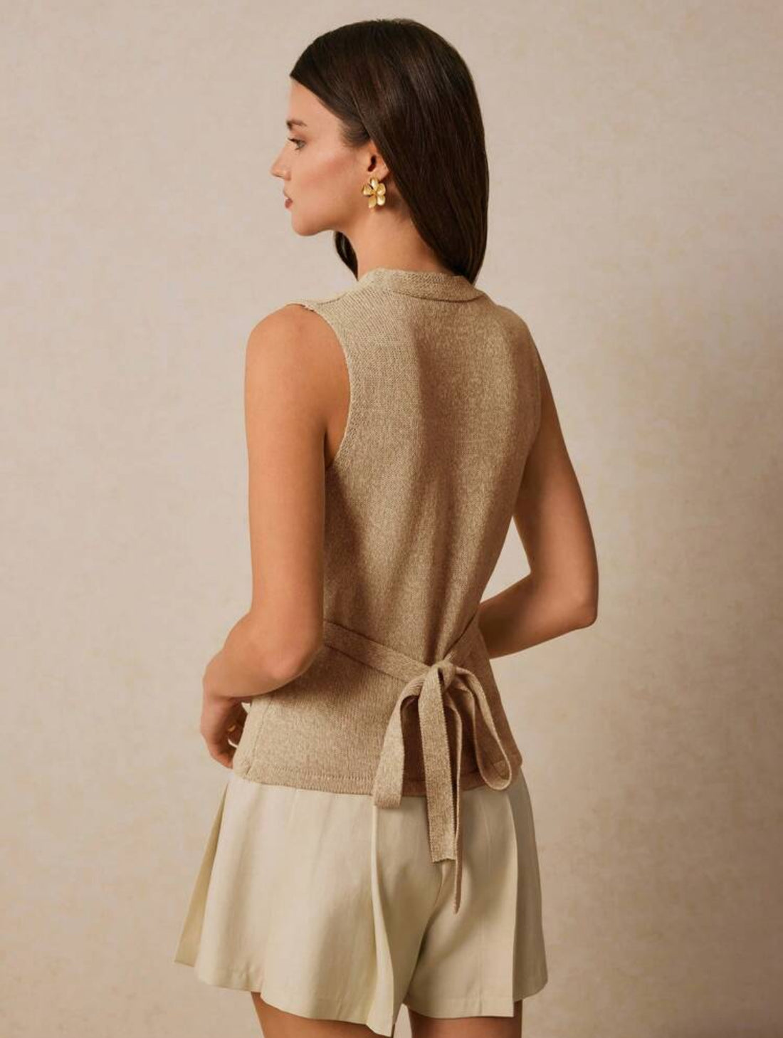 Camiseta de cardigan sin mangas con decoración de concha A25PP06