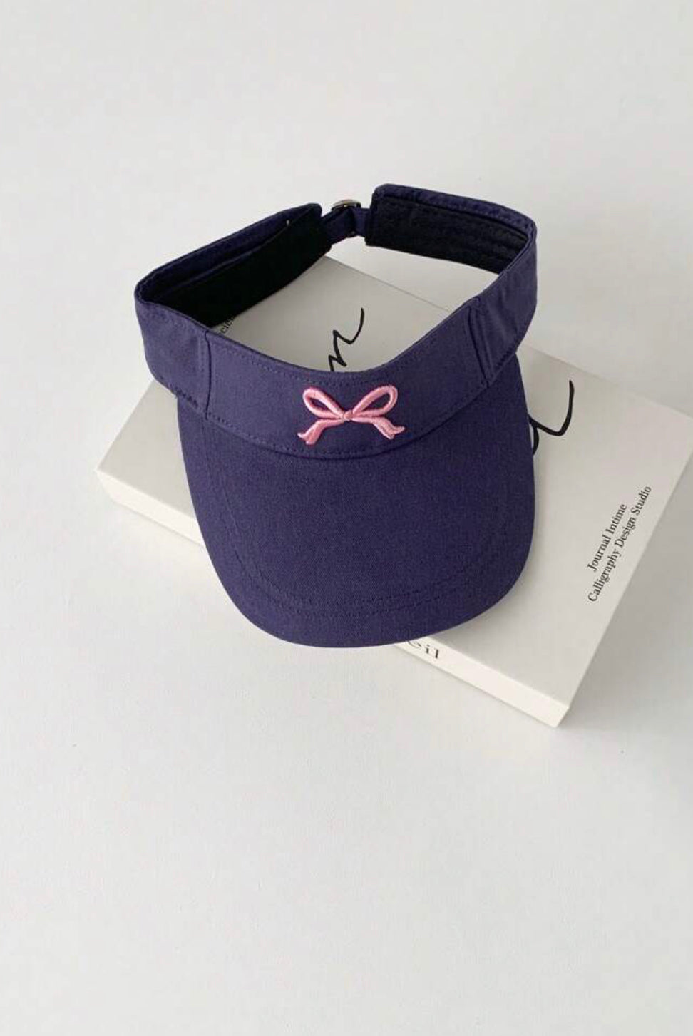 Visera de verano con bordado de lazo (Azul Marino) A25PG010