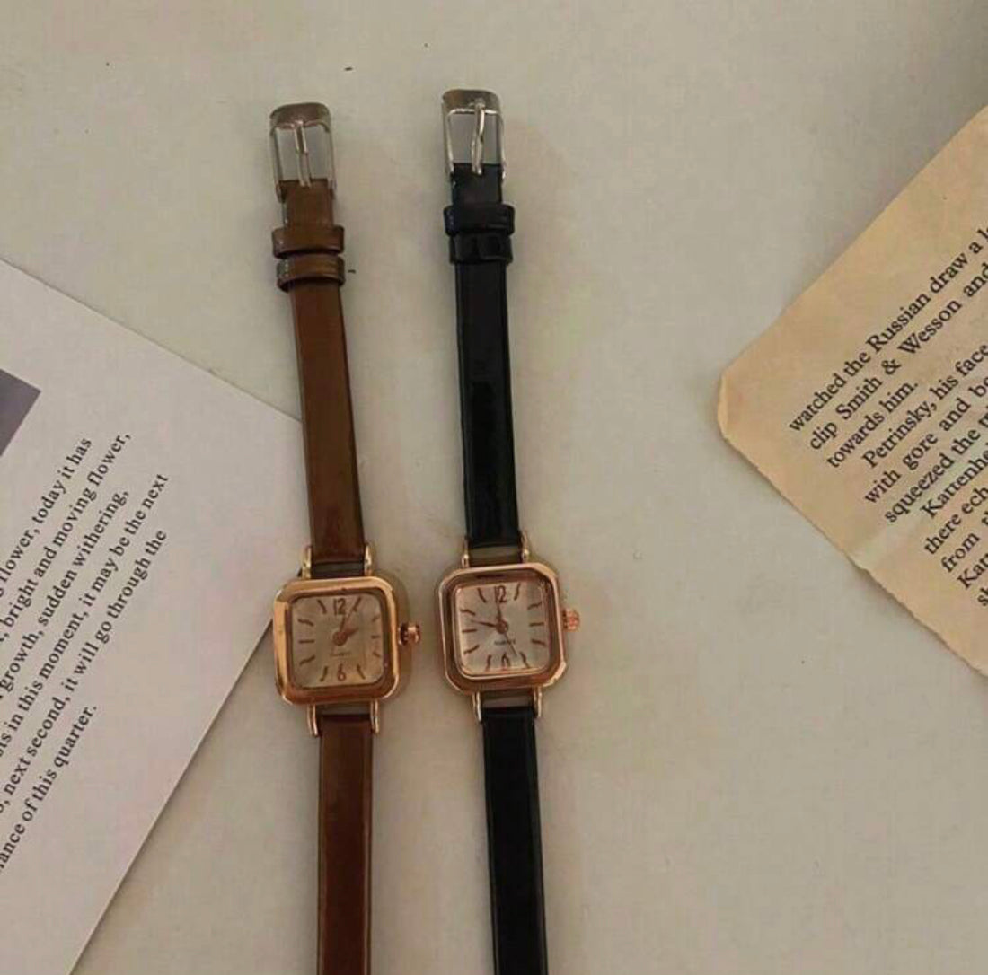 Reloj de cuarzo con caja cuadrada y correa A25QG09