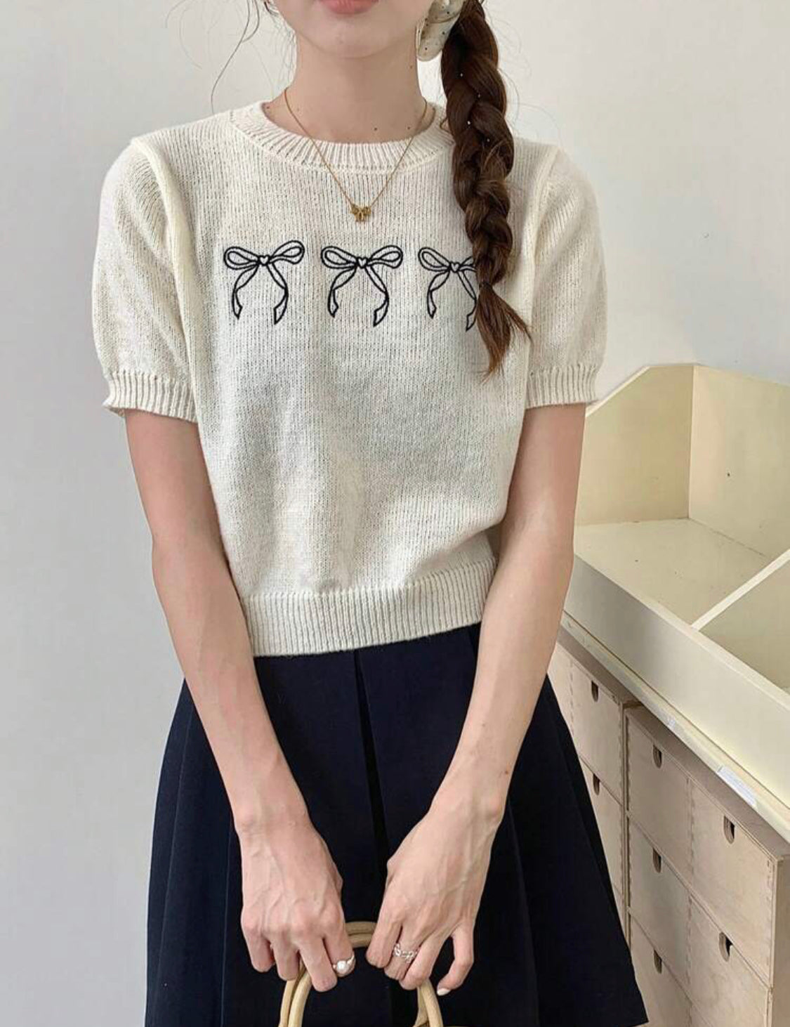 Blusa de punto de manga corta con bordado de lazo A25QF05