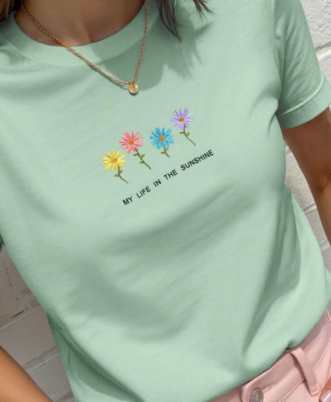 Camiseta manga corta cuello redondo con bordado de flores verde menta A25QA07