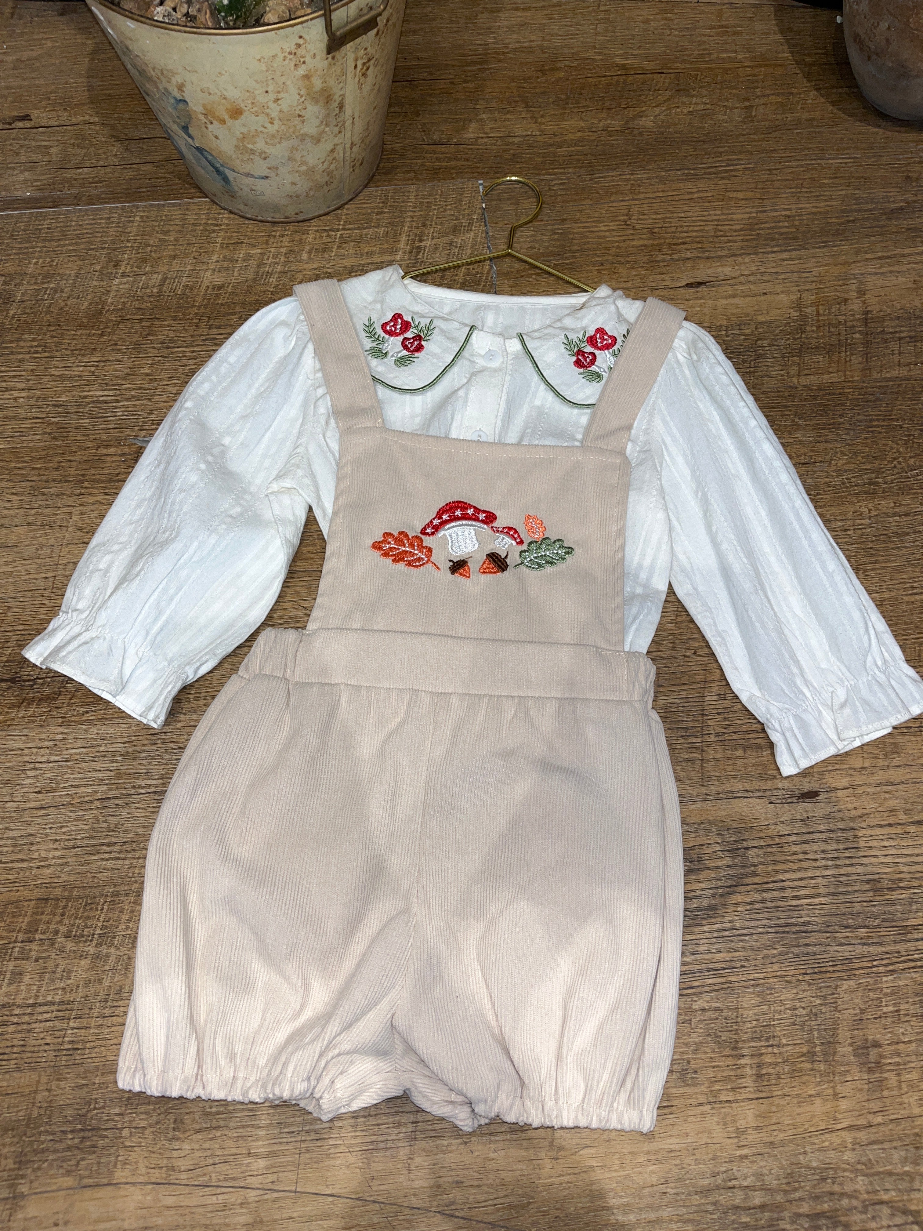 Camisa de cuello, con mono de tiras bordado AI04