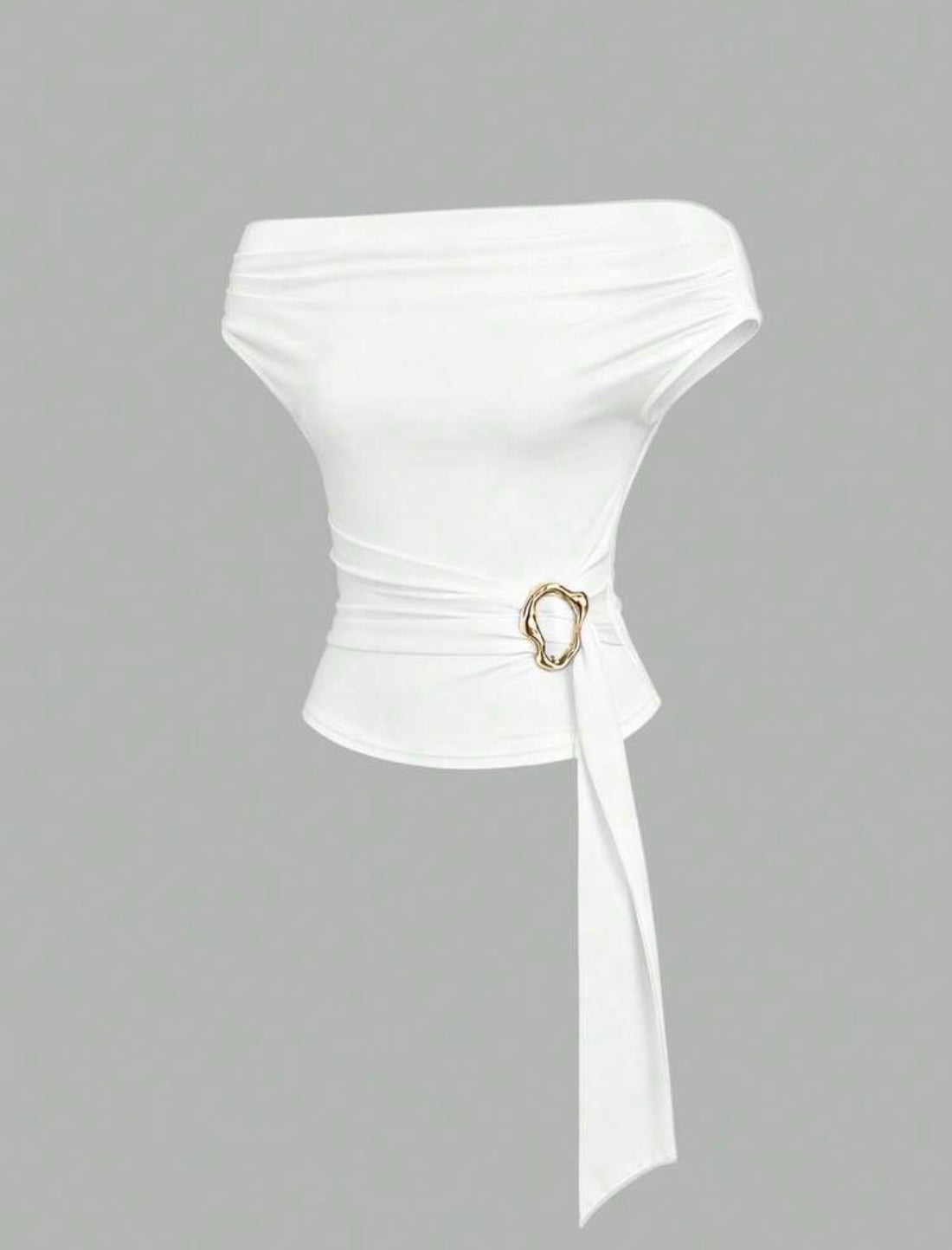 Blusa blanca con hebilla