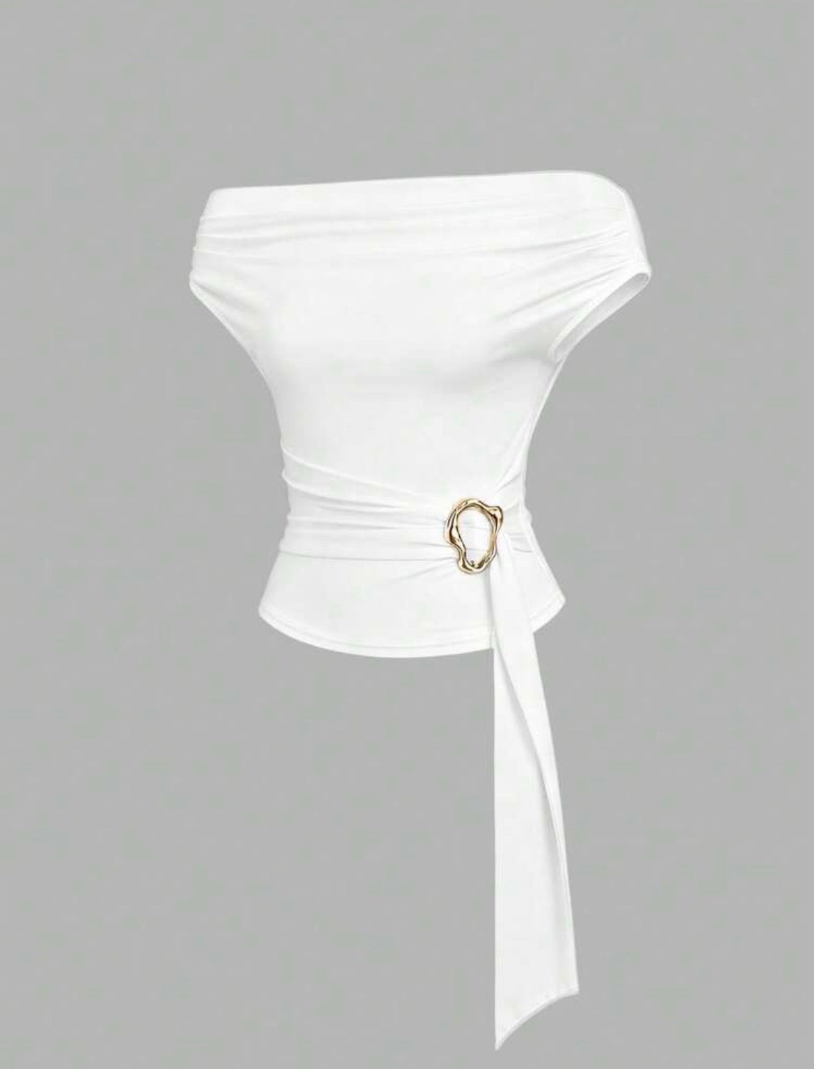 Blusa blanca con hebilla