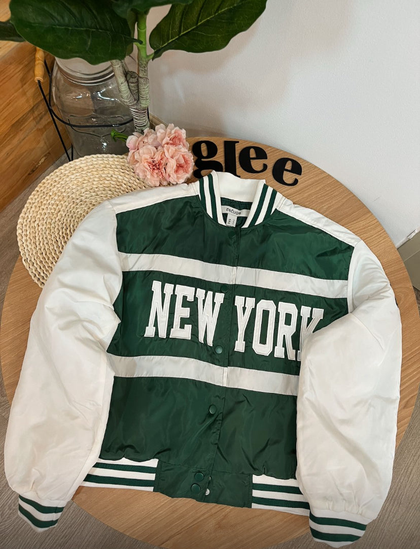 Chaqueta con estampado de letras de Nueva York J25QV01