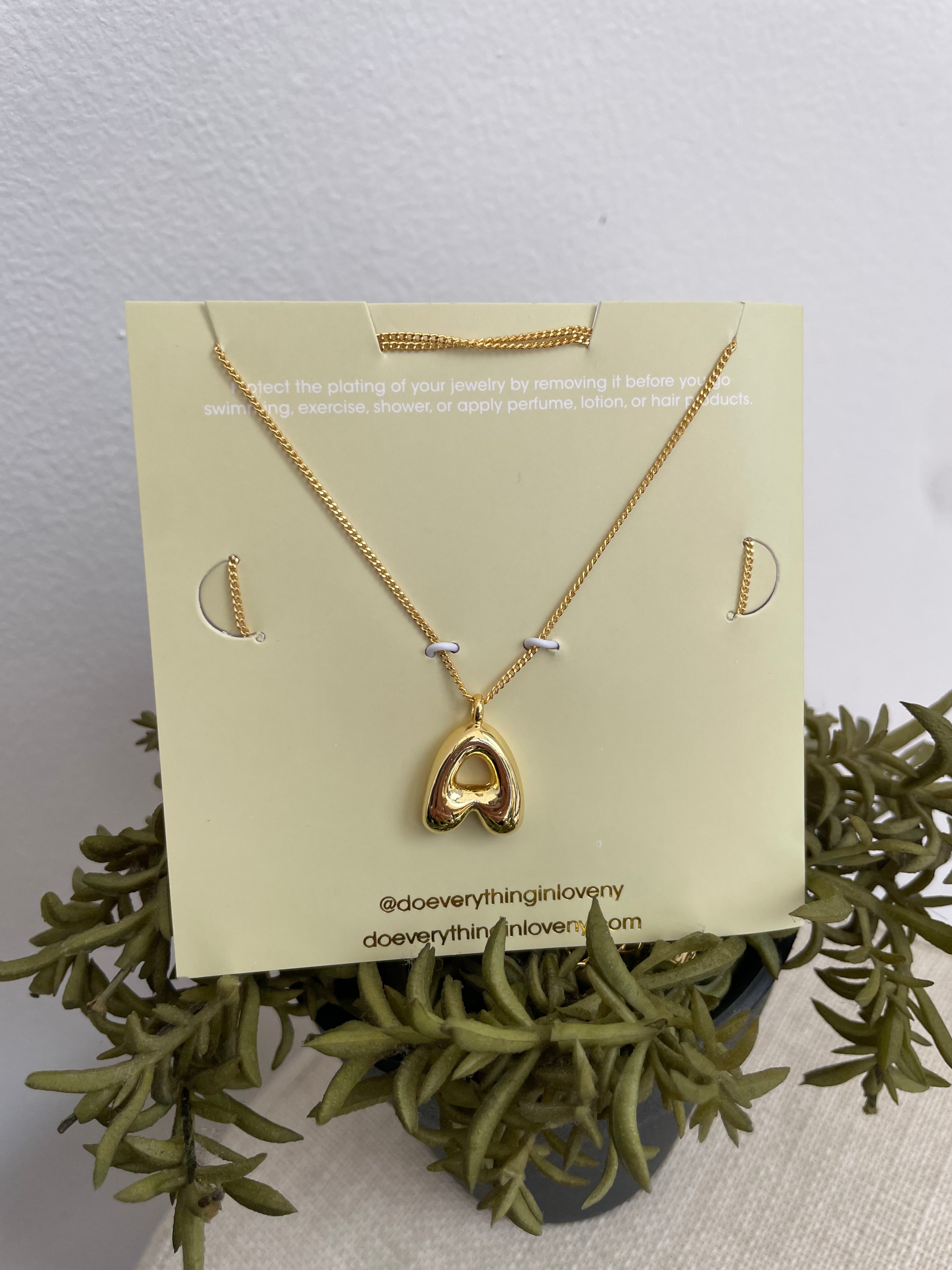 Collar con inicial minimalista AG25UE08