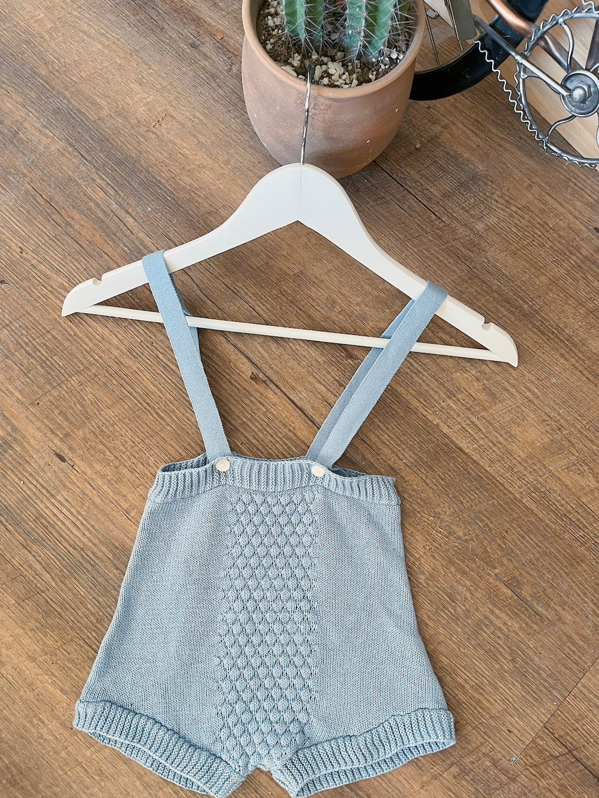 Short con tirantes para bebé J25SG01