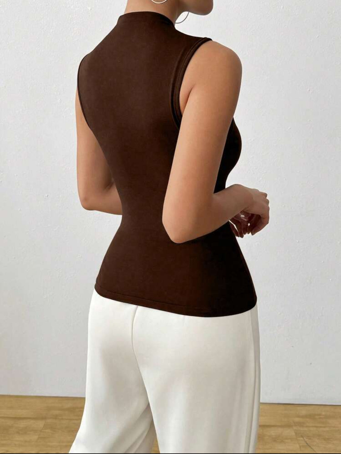 Camiseta de tirantes ajustada con decoración metálica A25PL09