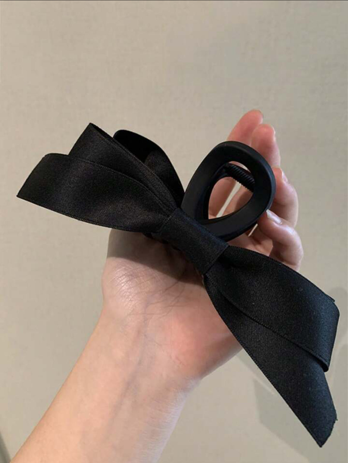 Pinza de pelo con lazo negro. A25ÑV07