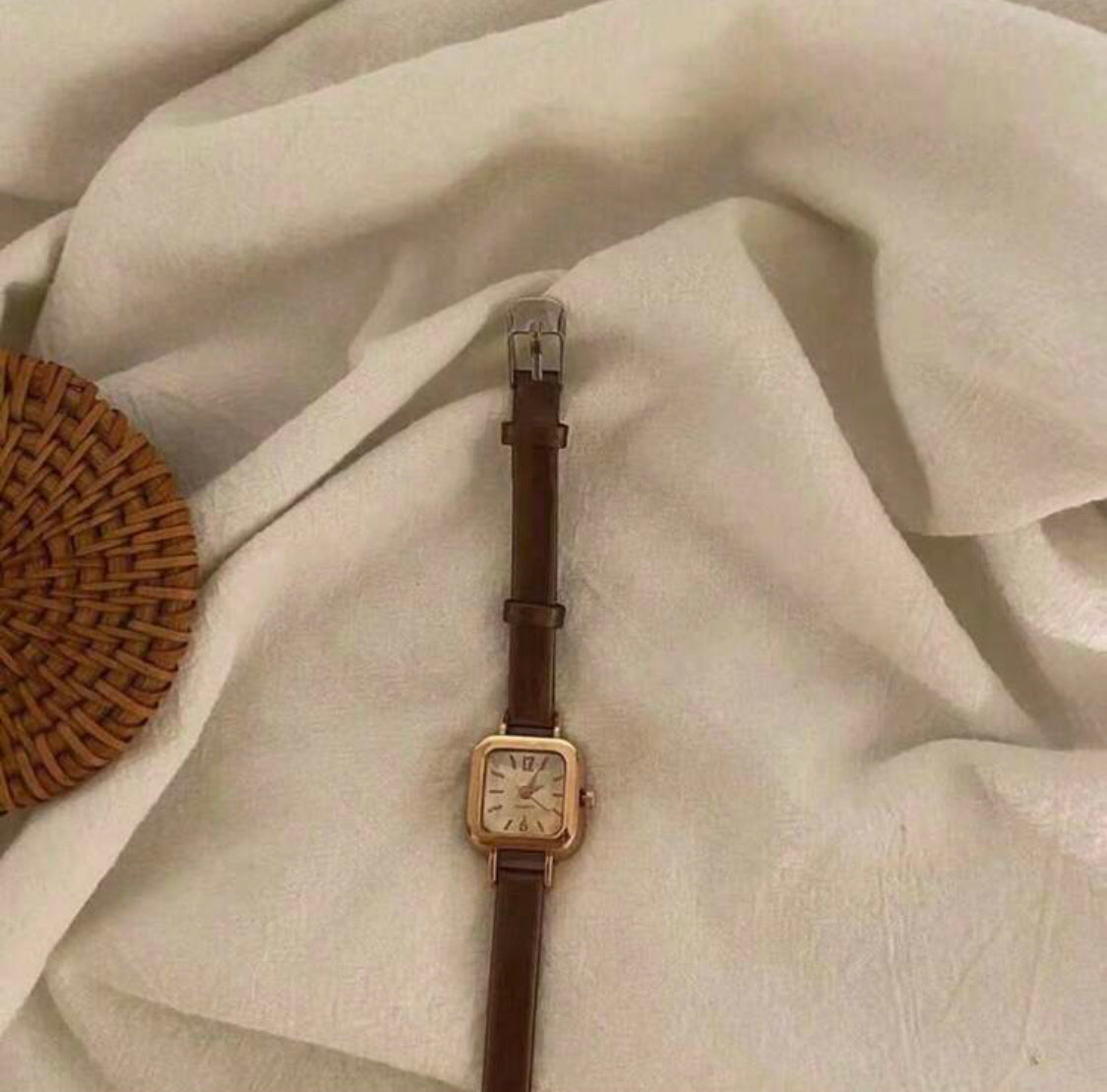 Reloj de cuarzo con caja cuadrada y correa A25QG09
