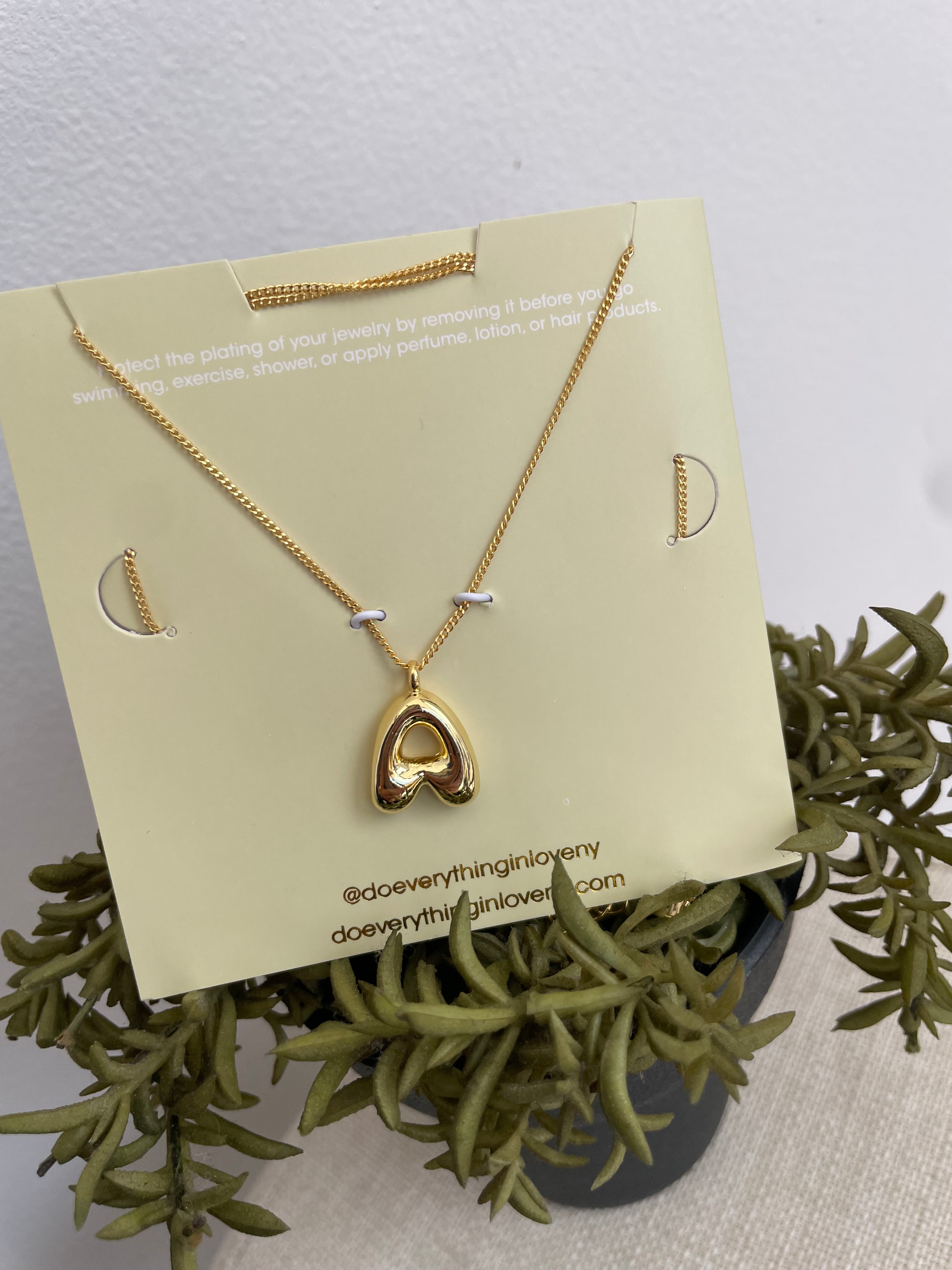 Collar con inicial minimalista AG25UE08