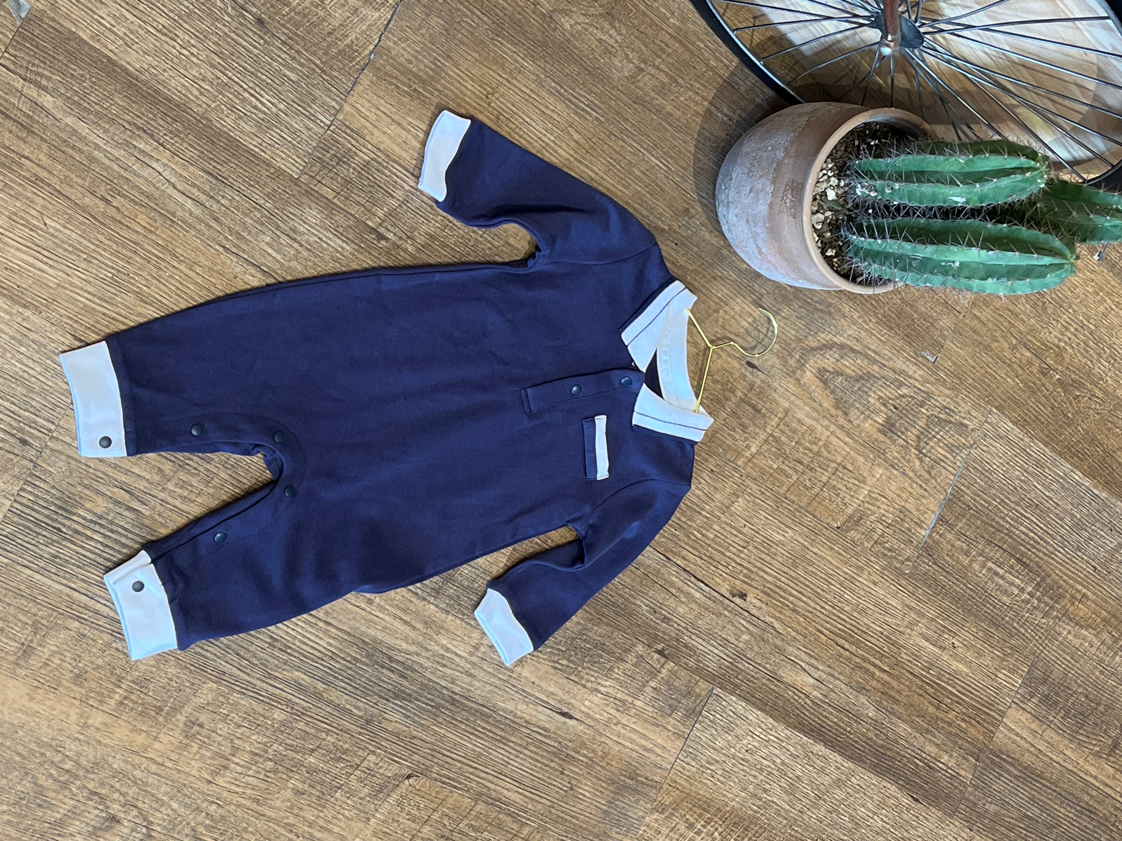 Jumpsuit de cuello en contraste con botón AG05 