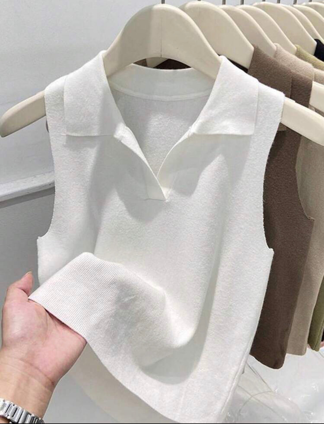 Blusa corta de punto suelto con cuello polo blanco A25QC09