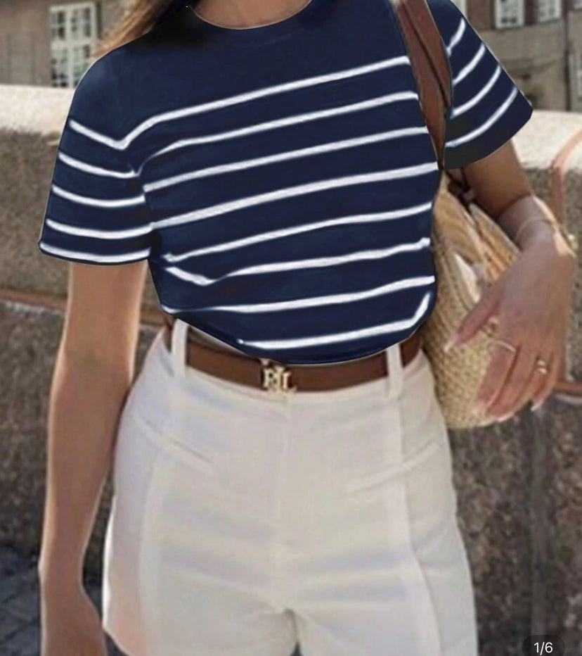 Camiseta gráfica de manga corta con cuello redondo a rayas A25PU05