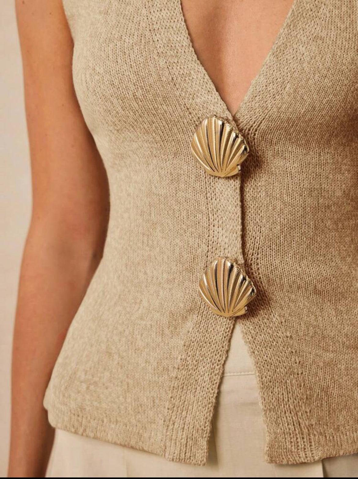 Camiseta de cardigan sin mangas con decoración de concha A25PP06