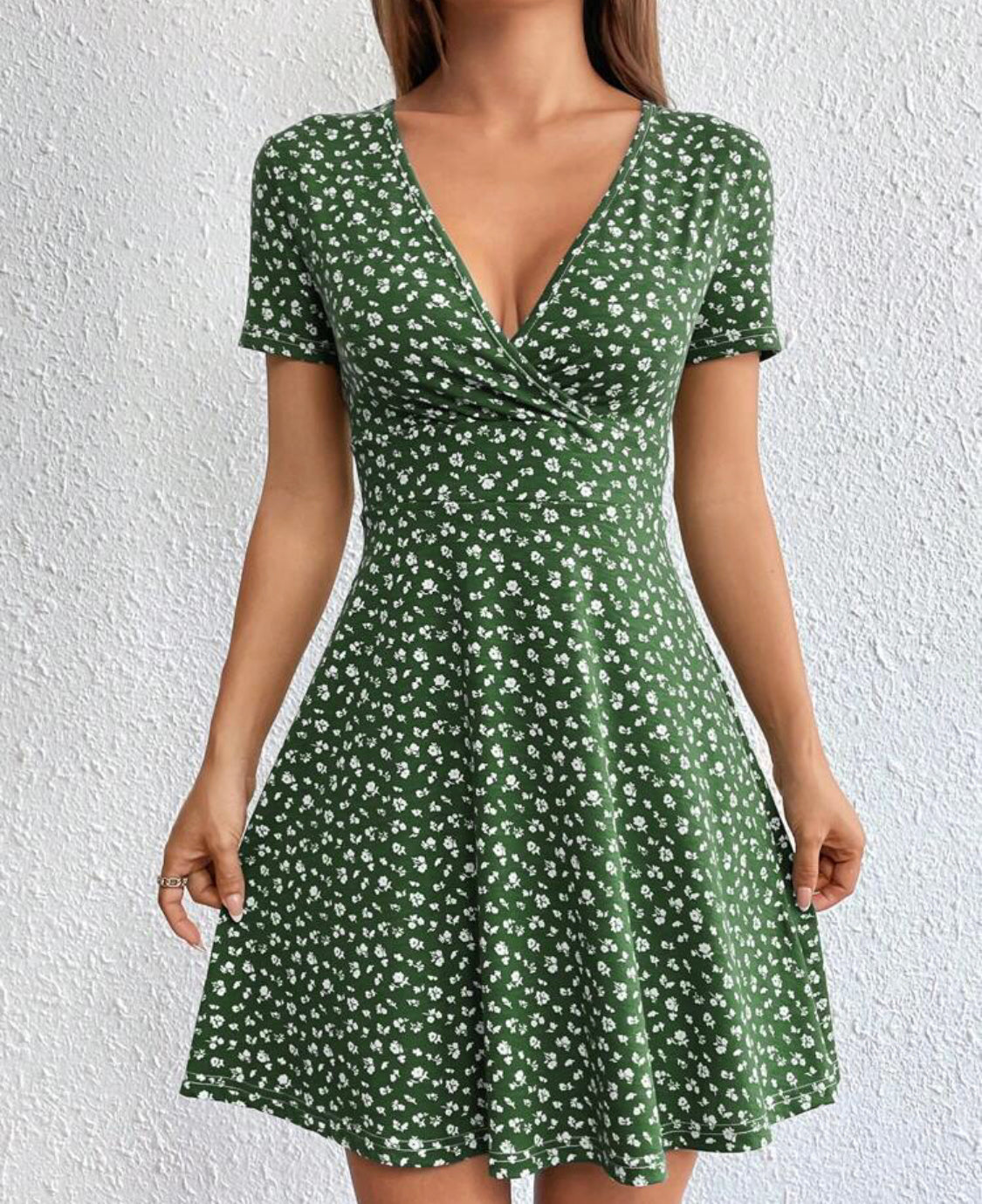 Vestido con lazo en la cintura y cuello en V A25QC01