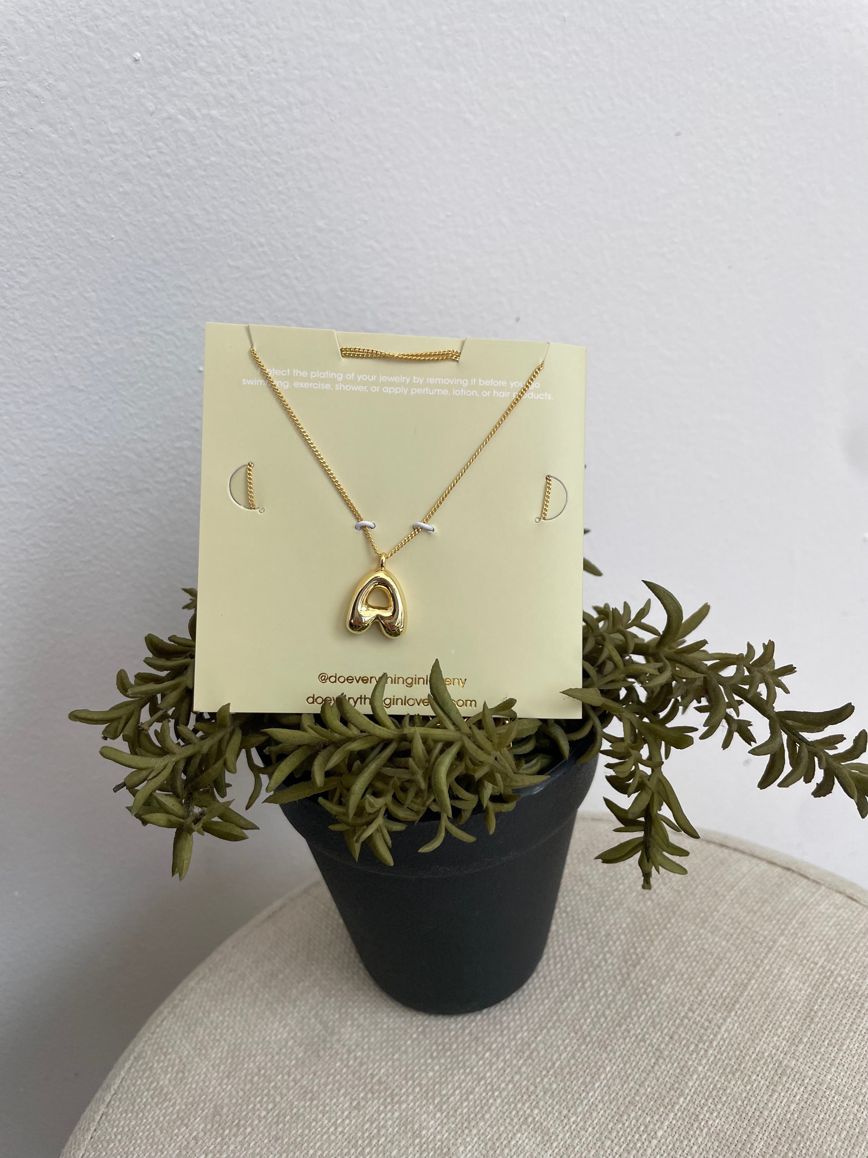 Collar con inicial minimalista AG25UE08