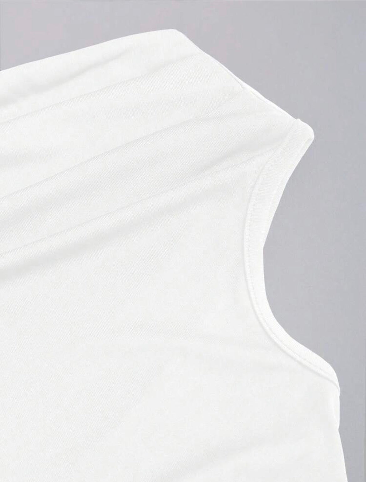 Blusa blanca con hebilla