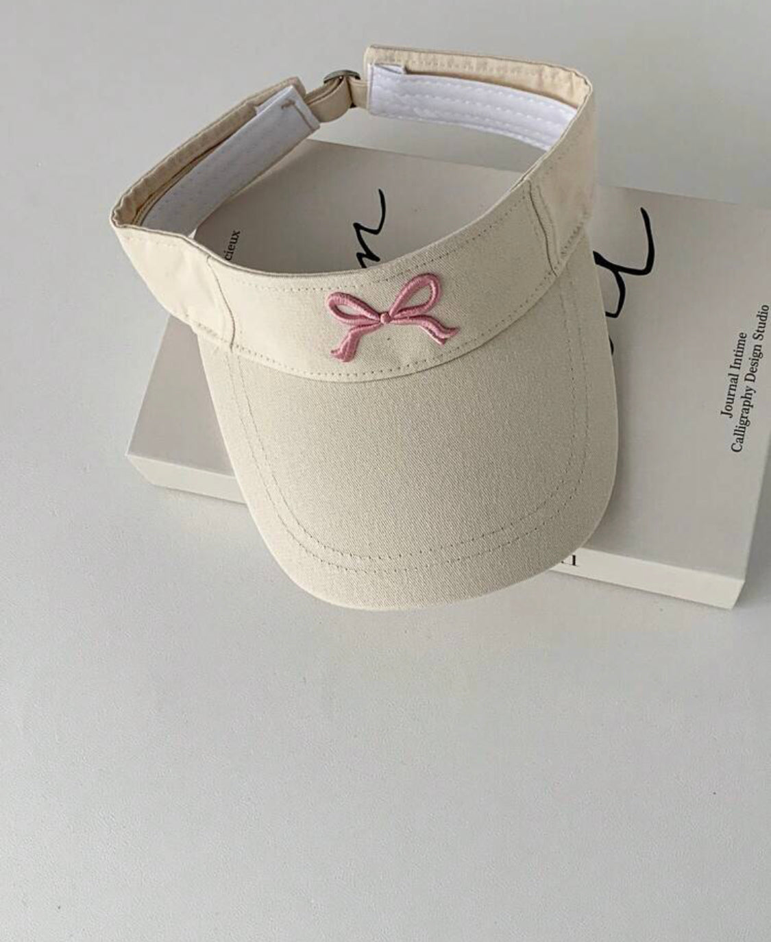 Visera de verano con bordado de lazo (Beige) A25PG010