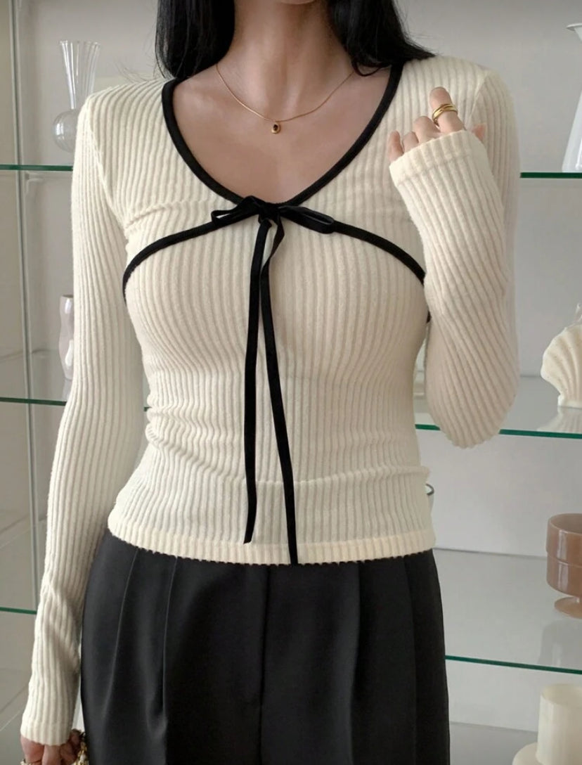 Camiseta Ajustada Manga Larga con Ribete D25XD01