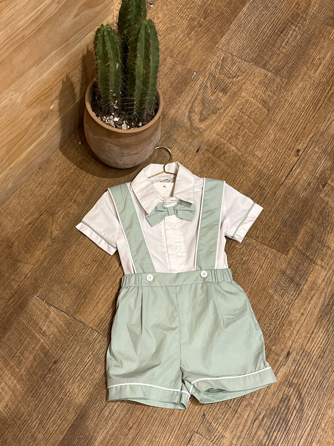 Camisa con lazo delantero, y Shorts de tiras AH01 