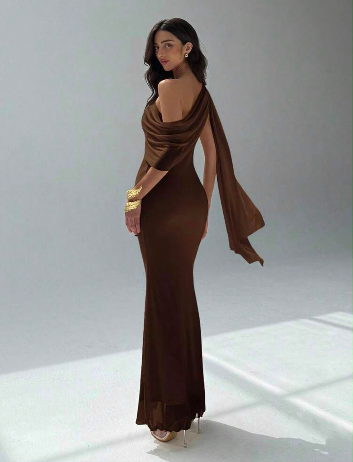 VESTIDO ASIMETRICO DE HOMBRO DE ÚNICOLOR JL26AE07