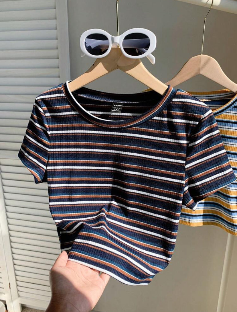 Camiseta de punto colorido con rayas A25PF02