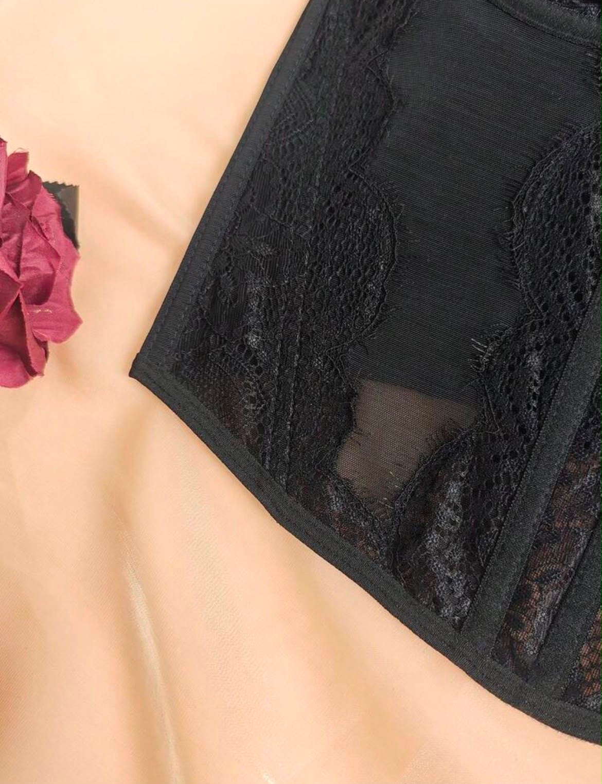 CORSET AJUSTADO CON ENCAJE