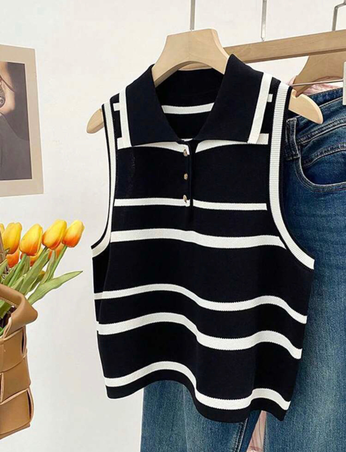 Chaleco de punto con cuello de polo a rayas A25QA010