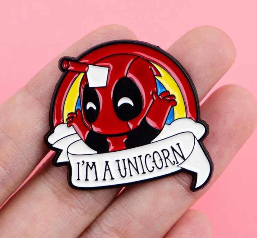 Broche con diseño Deadpool unicornio S25VH09