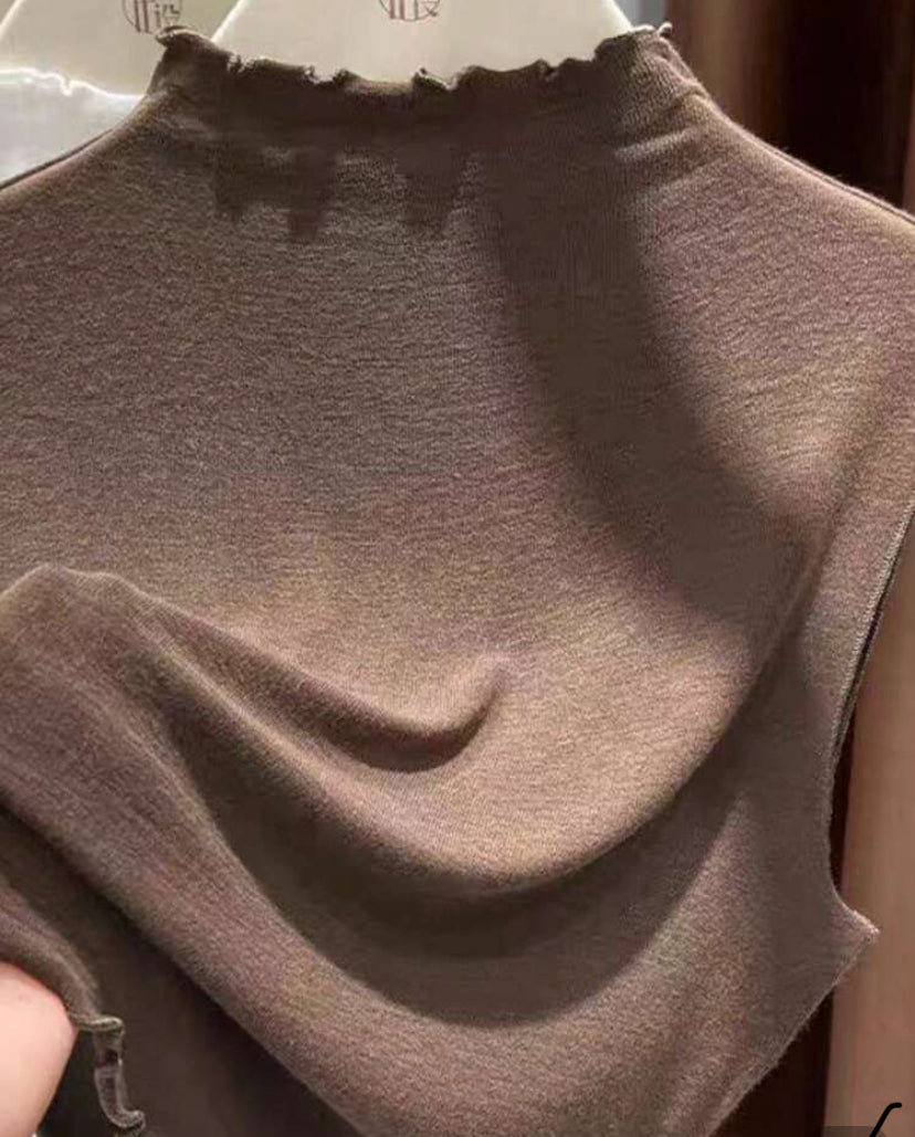 Camiseta de punto con cuello ondulado y sin mangas café integral A25PG08