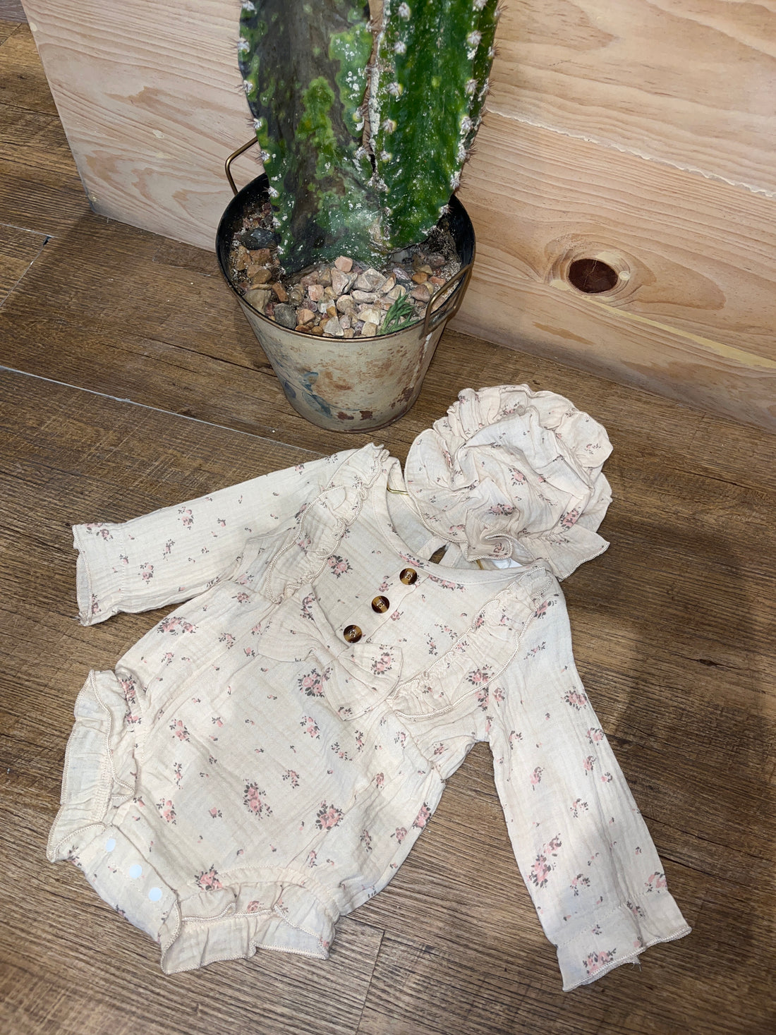 Body, estampado, floral, con sombrero y calcetas AC06