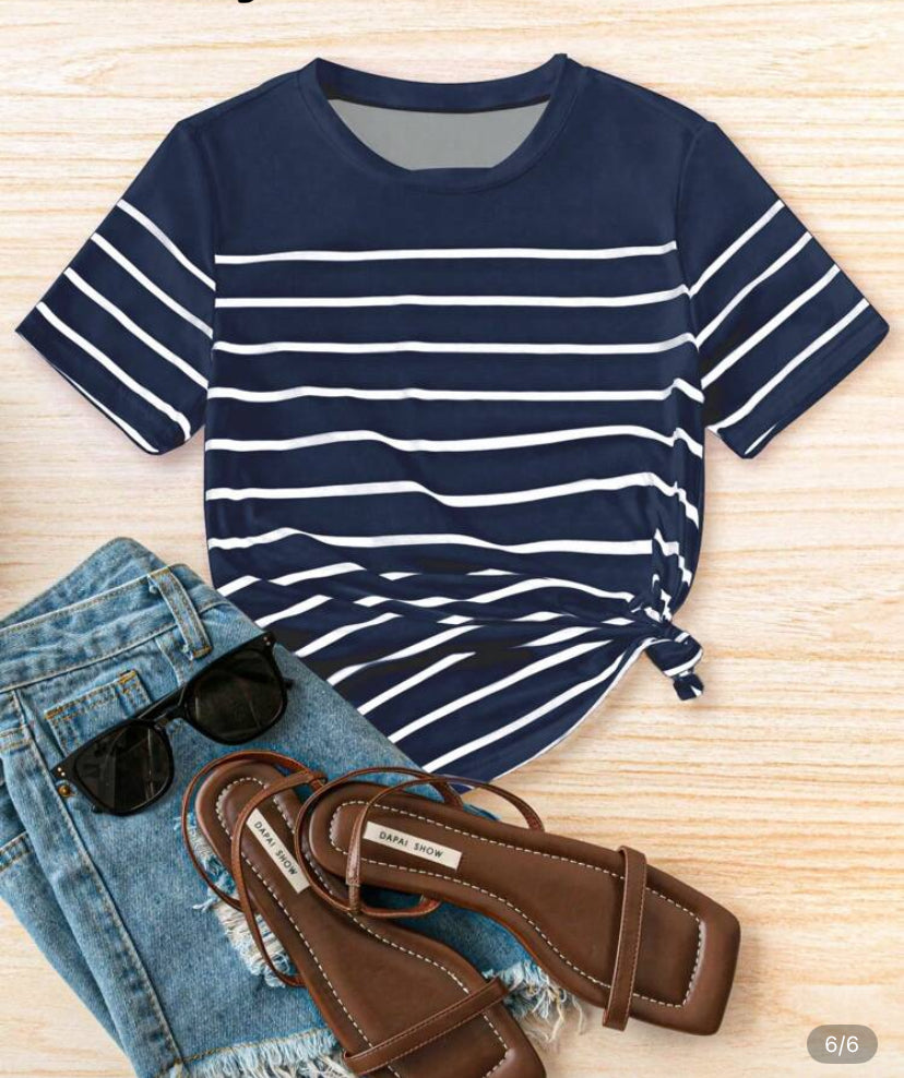 Camiseta gráfica de manga corta con cuello redondo a rayas A25PU05