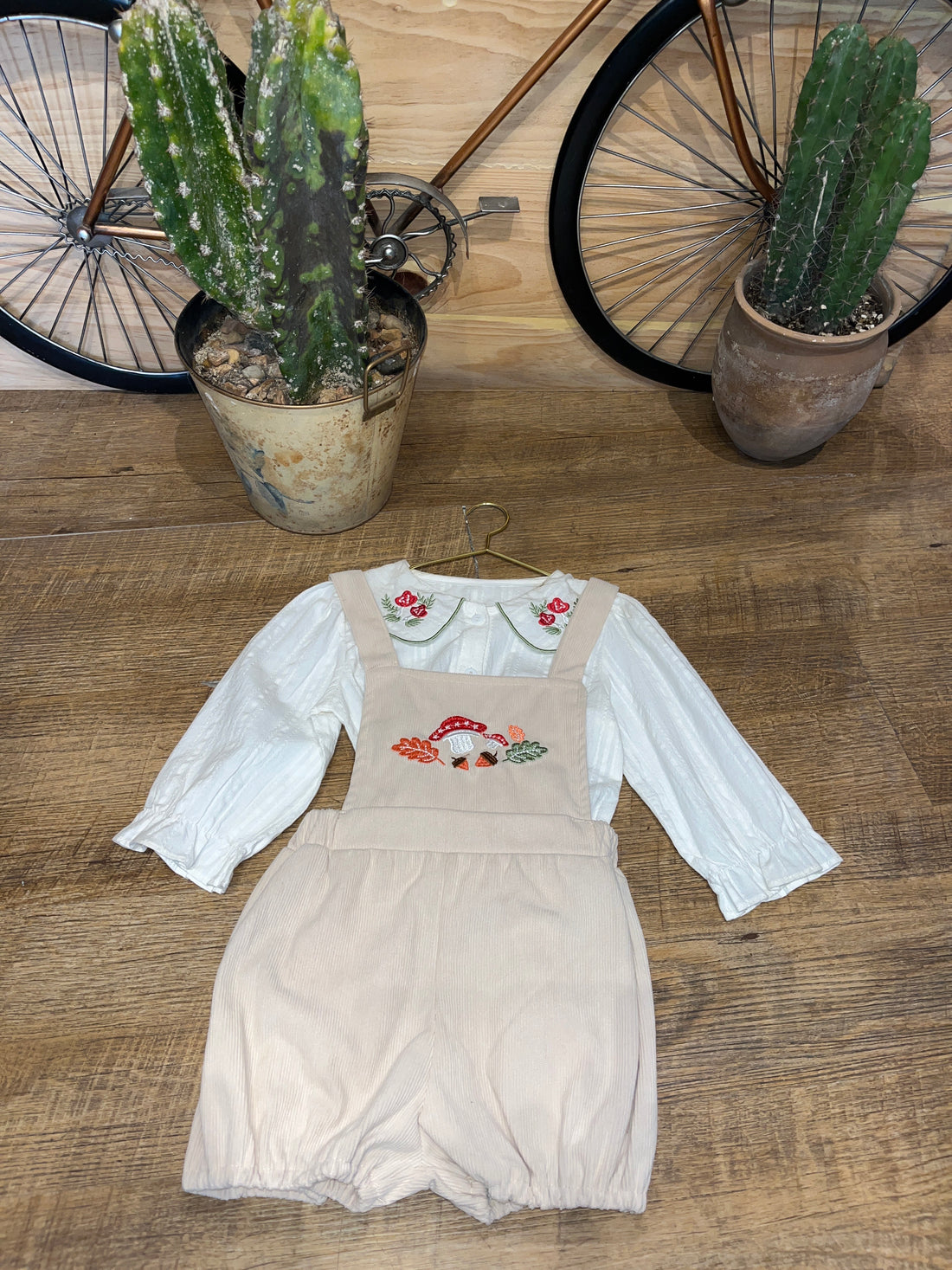 Camisa de cuello, con mono de tiras bordado AI04