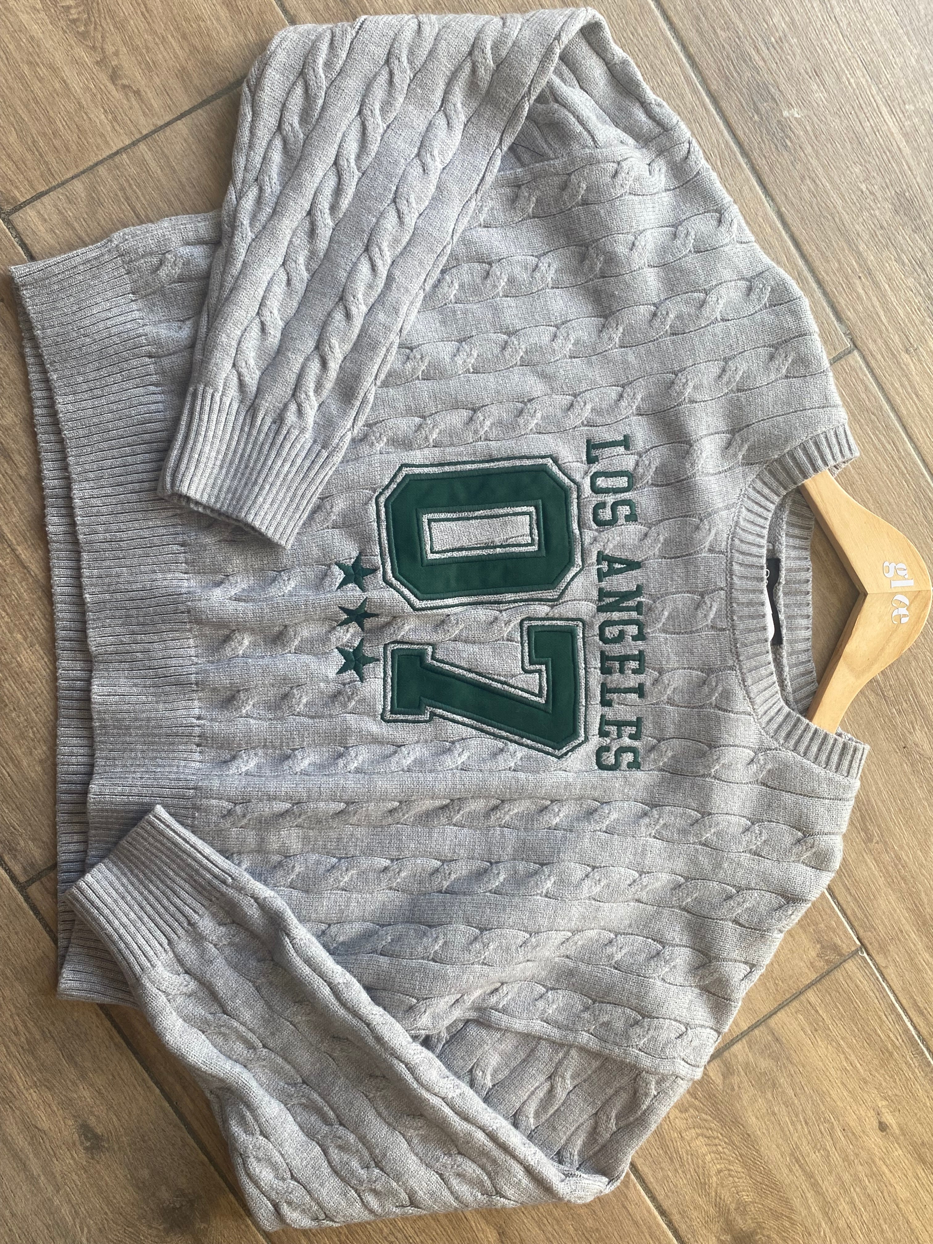 Suéter urbano con estampado de letras A25QN02