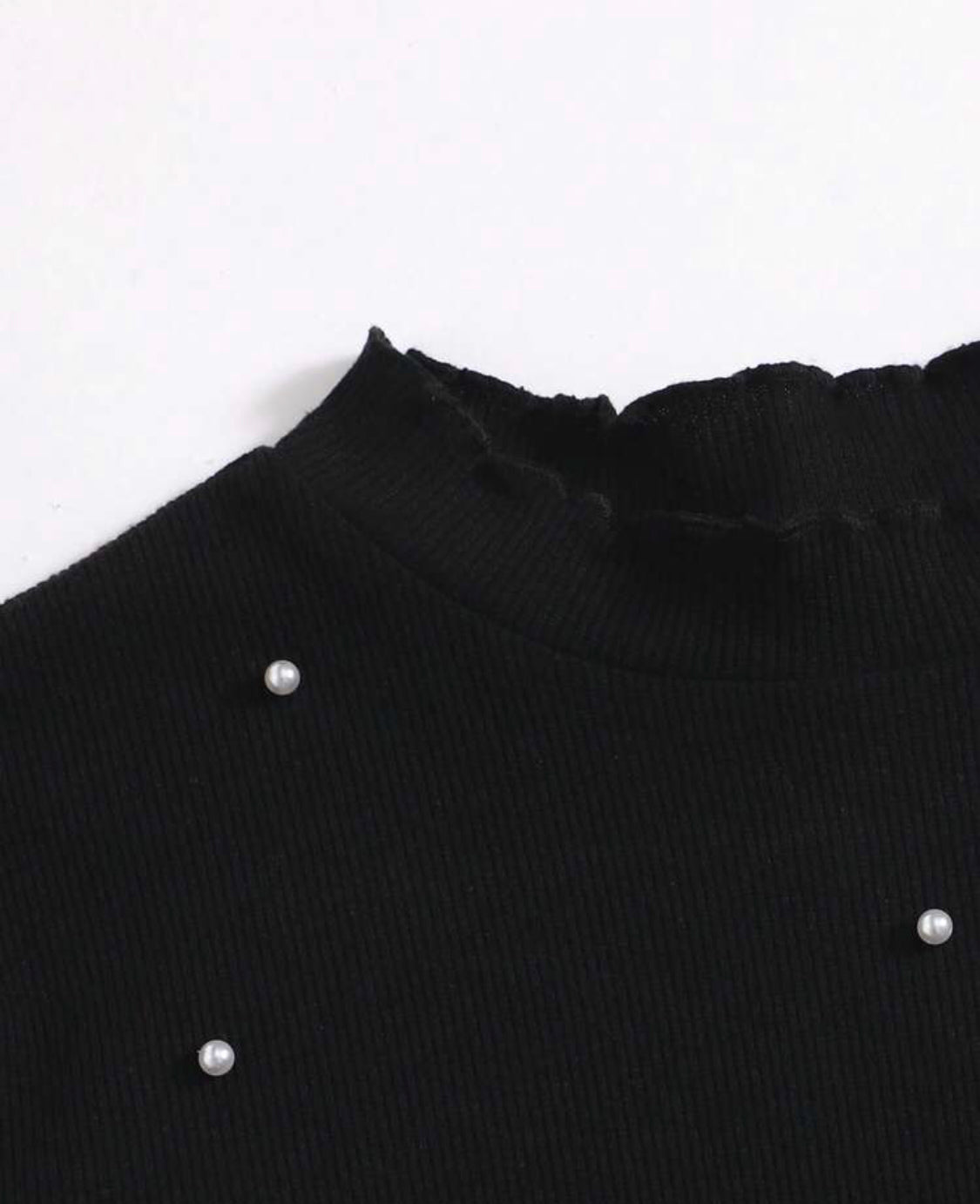 Top corto con recorte de lechuga y abolorios de perla A25QA09