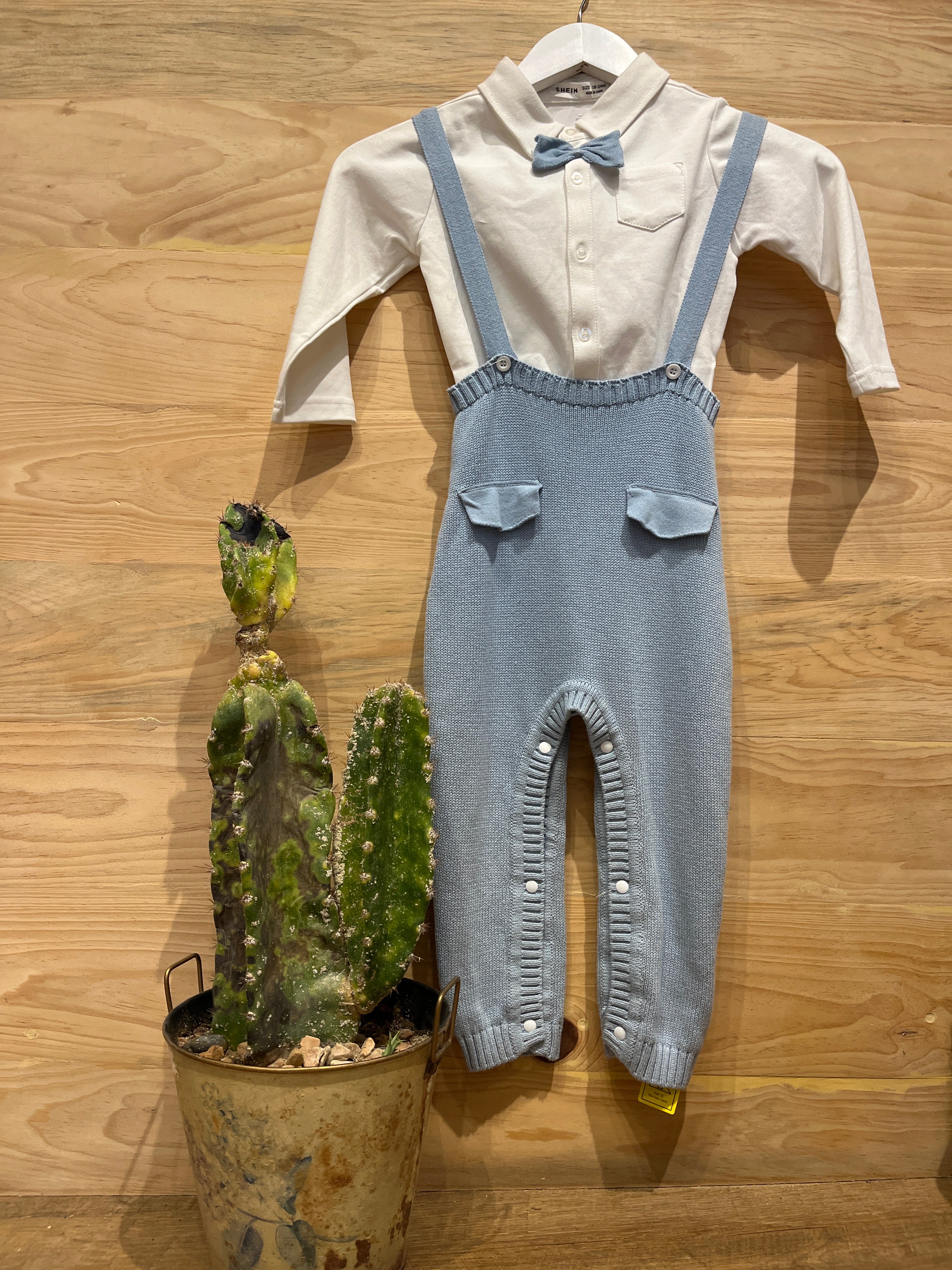 Conjunto de camiseta. Overol tejido AJ01