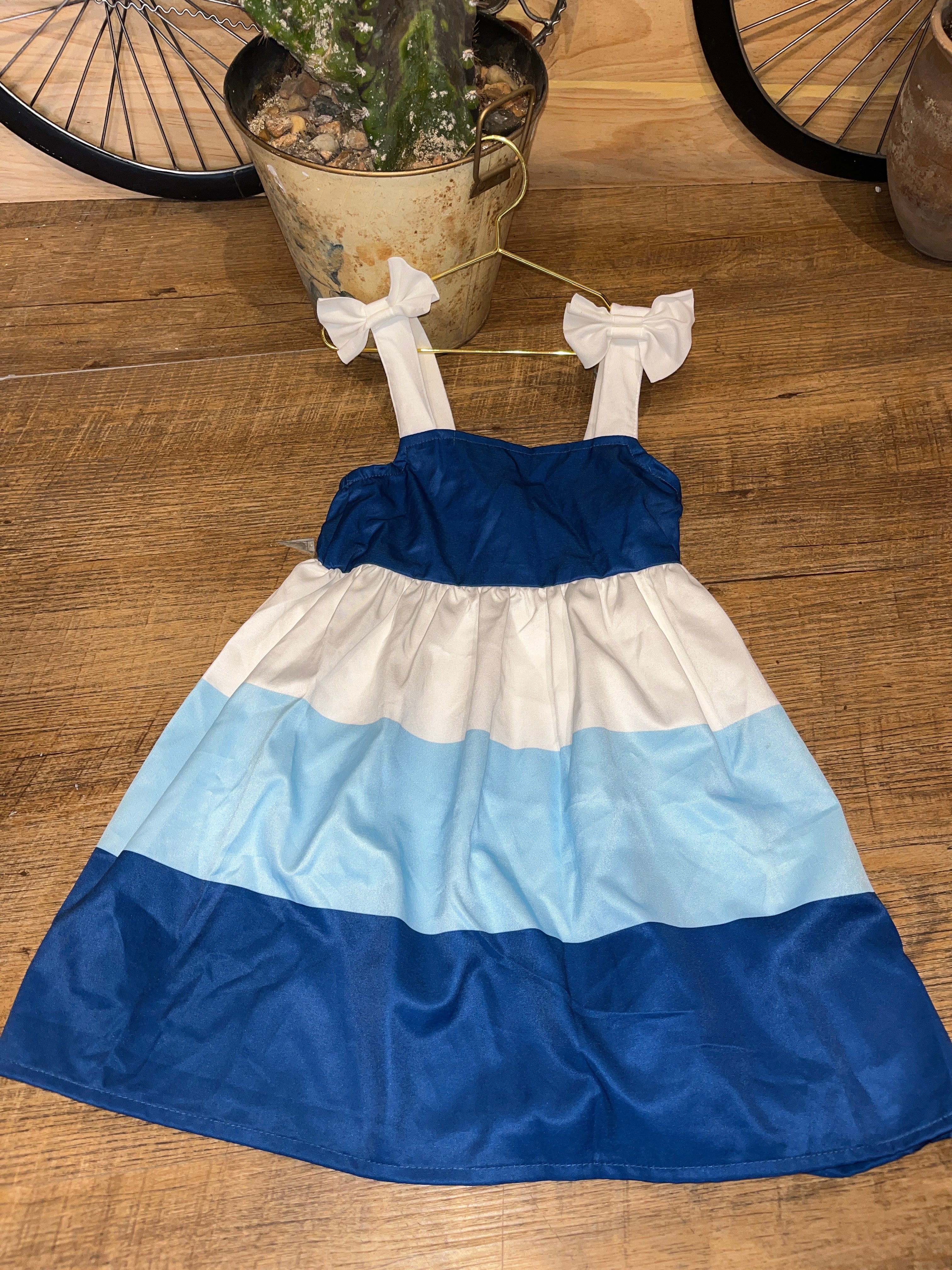 Vestido con bloques de color y tirantes AO010