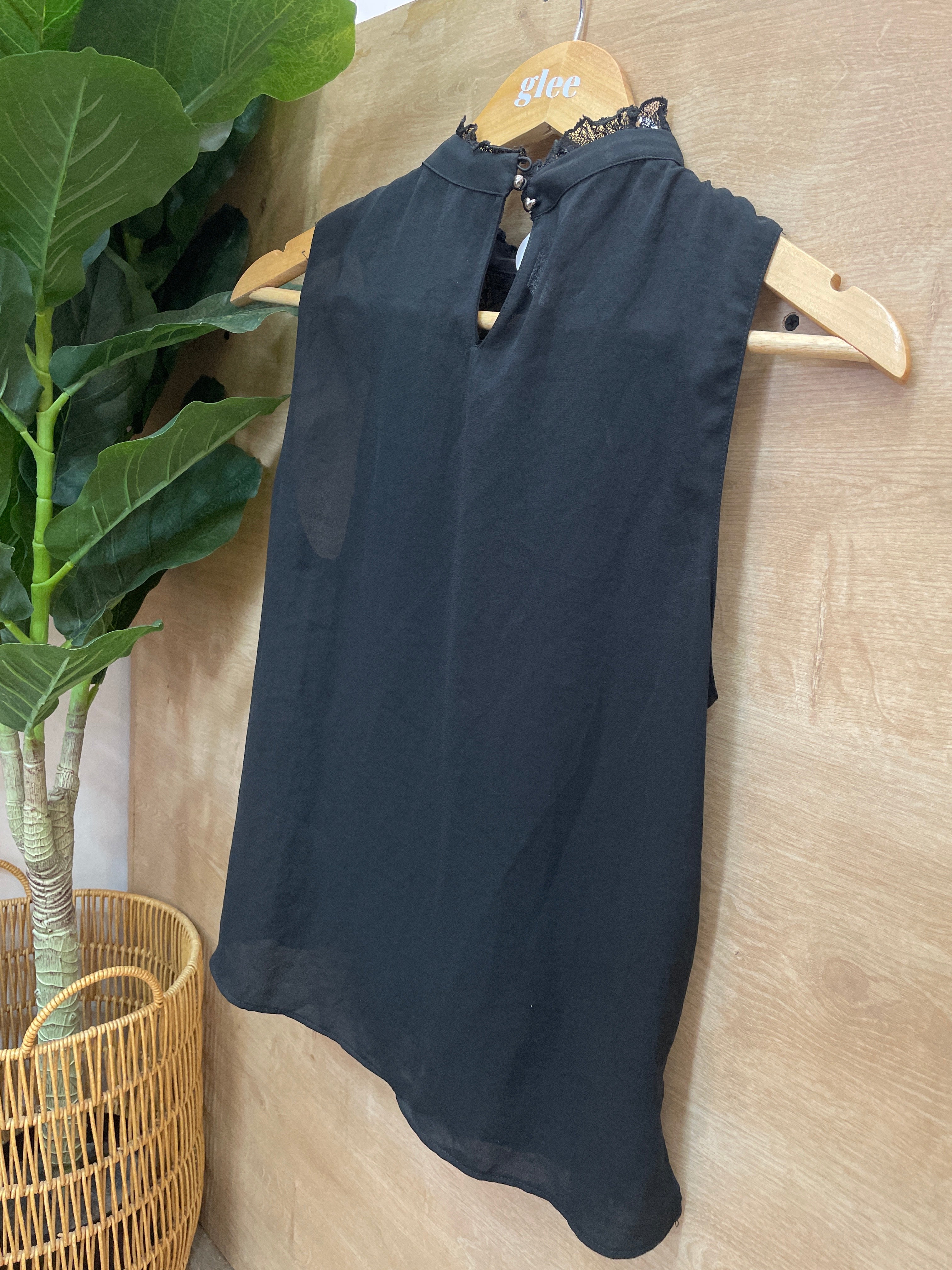 Zara99. Blusa de Encaje Sin Mangas