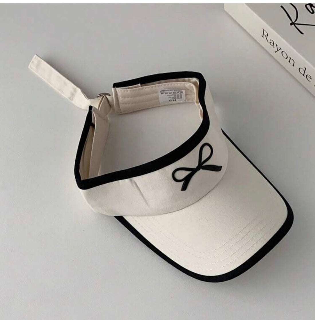 Visera de verano con bordado de lazo beige con (borde negro) A25PG010