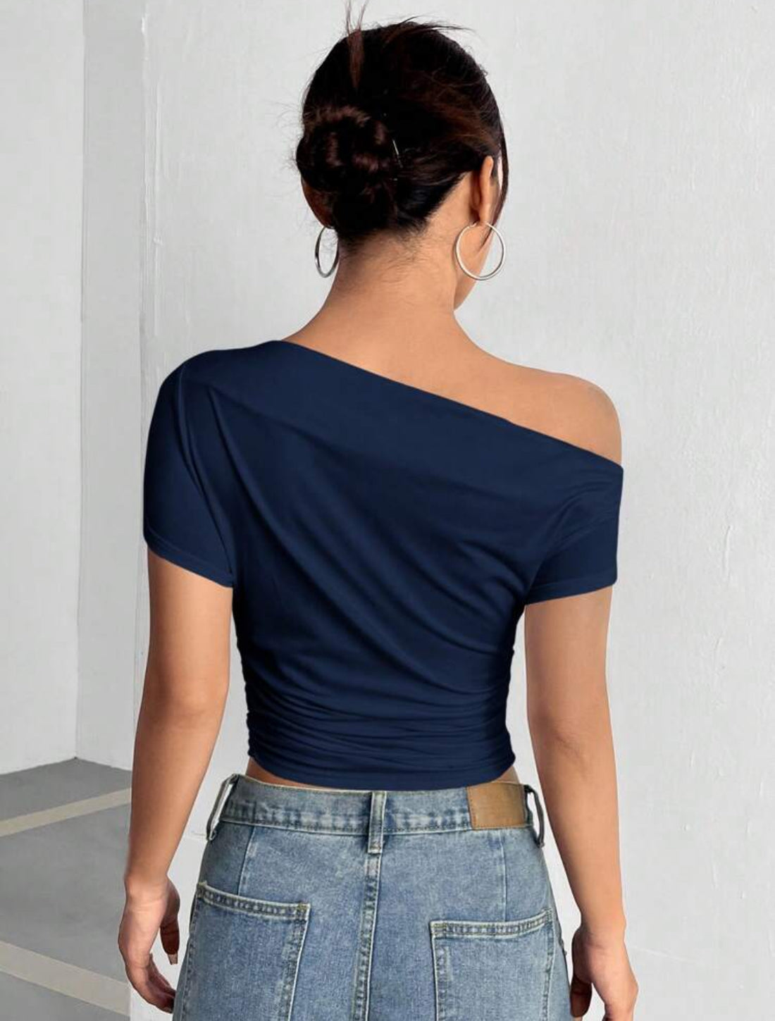 Camiseta corta para mujer con cuello asimétrico A25PÑ03