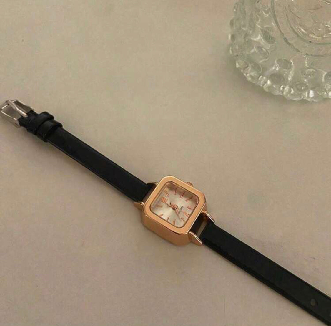 Reloj de cuarzo con caja cuadrada y correa A25QG09