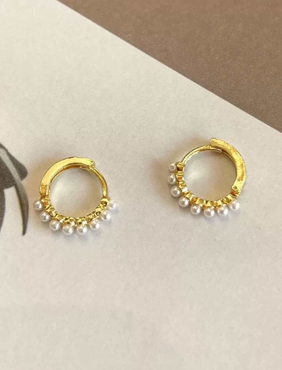 Círculo Luminoso Aretes de Aro Con Perlas C. F25NA010