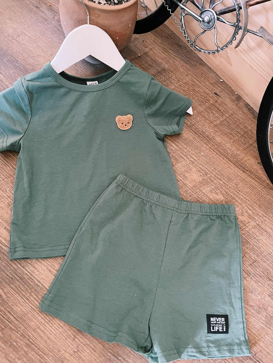 Conjunto con pantaloneta para niño J25SG03